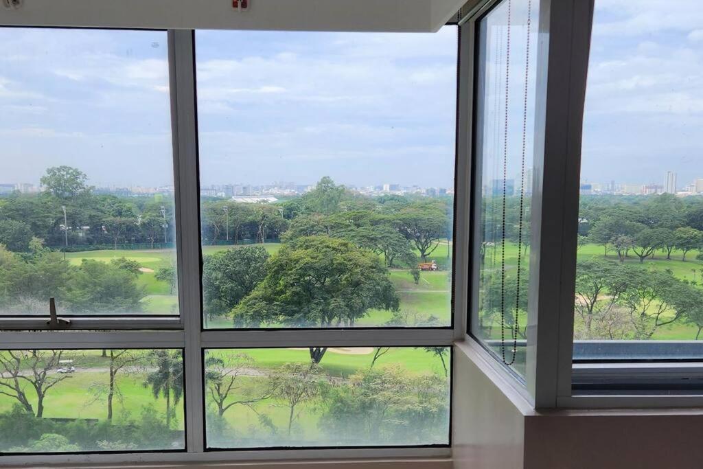 Enjoy Bgc Sunset And Golf Course View 2 Bedroom Loft With 100Mbps Internet Connection Manilla Buitenkant foto