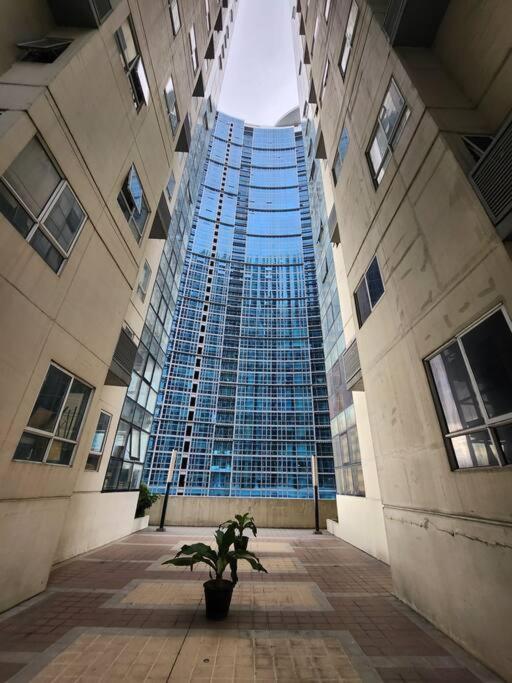 Enjoy Bgc Sunset And Golf Course View 2 Bedroom Loft With 100Mbps Internet Connection Manilla Buitenkant foto