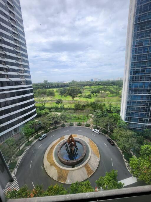 Enjoy Bgc Sunset And Golf Course View 2 Bedroom Loft With 100Mbps Internet Connection Manilla Buitenkant foto