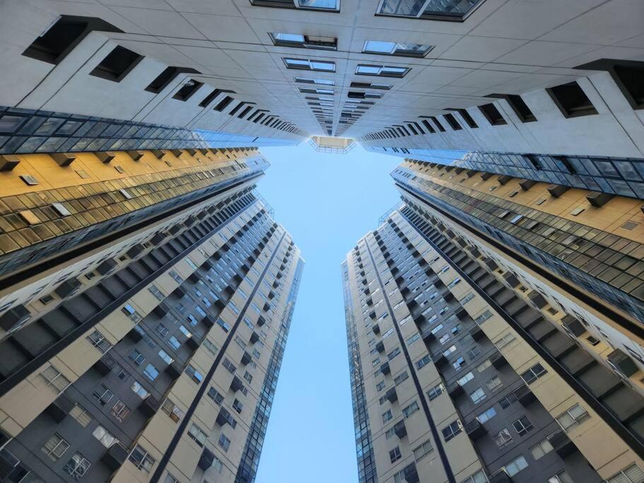 Enjoy Bgc Sunset And Golf Course View 2 Bedroom Loft With 100Mbps Internet Connection Manilla Buitenkant foto
