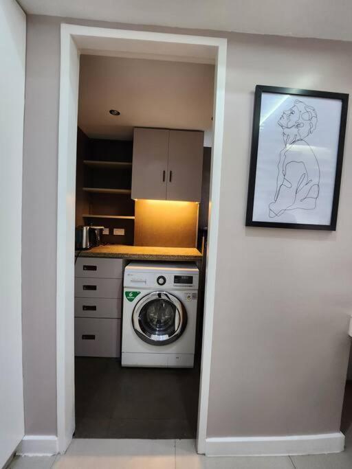 Enjoy Bgc Sunset And Golf Course View 2 Bedroom Loft With 100Mbps Internet Connection Manilla Buitenkant foto
